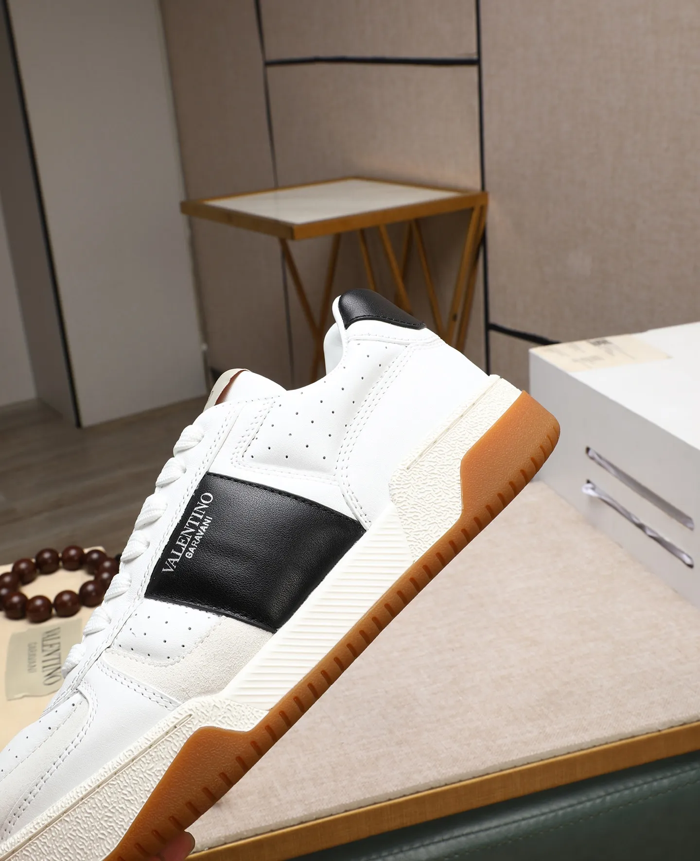 Men's shoes 💰740 [Valentino] Couple model, size: ▪️Size: Women's model 35-40 Men's model 39-44 (45 customized) Valentino Valentino Couple model Joie de Jouer series Velcro Thick sole Bread shoes Couple model Casual sneakers White shoes Original purchase and development Production Joie de Jouer series The style is simple but not out of style. The pure white base is paired with fresh green and soft beige, and the unique Velcro design highlights your personality. Every detail tells fashion and quality. Wear it, take a confident step, and start the trend journey. Delivered in exquisite packaging🛍📦 ▪️Material: Original custom imported first-layer cowhide ▪️Inner lining: Original custom made soft sheepskin lining ▪️Outsole: Original open-molded non-slip TPU material ▪️Sole thickness: 3.5CM